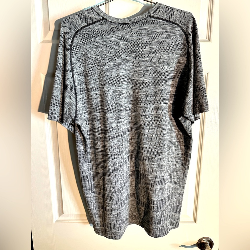 Lululemon Mens gray camp t shirt